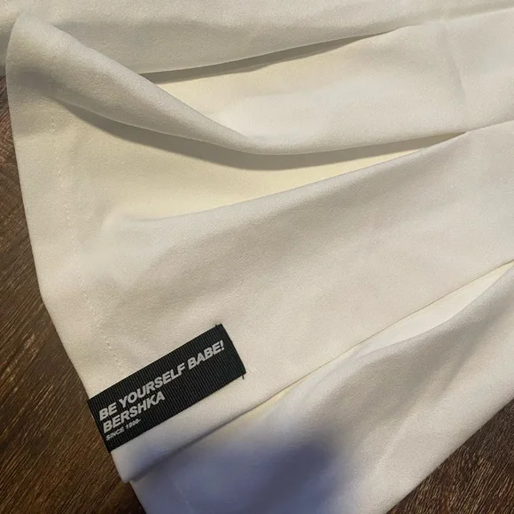 Bershka Pleated Skirt - Picture 2 of 4